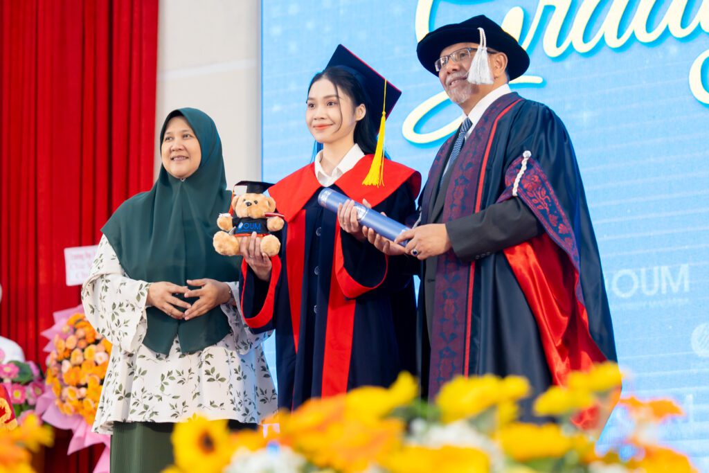 72 More Graduates in Vietnam (7)